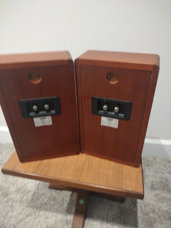 Carton Ergo F Bookshelf Speakers Used Is In Comestic Condion Looks at the Pictures For detail Thanks For Looking