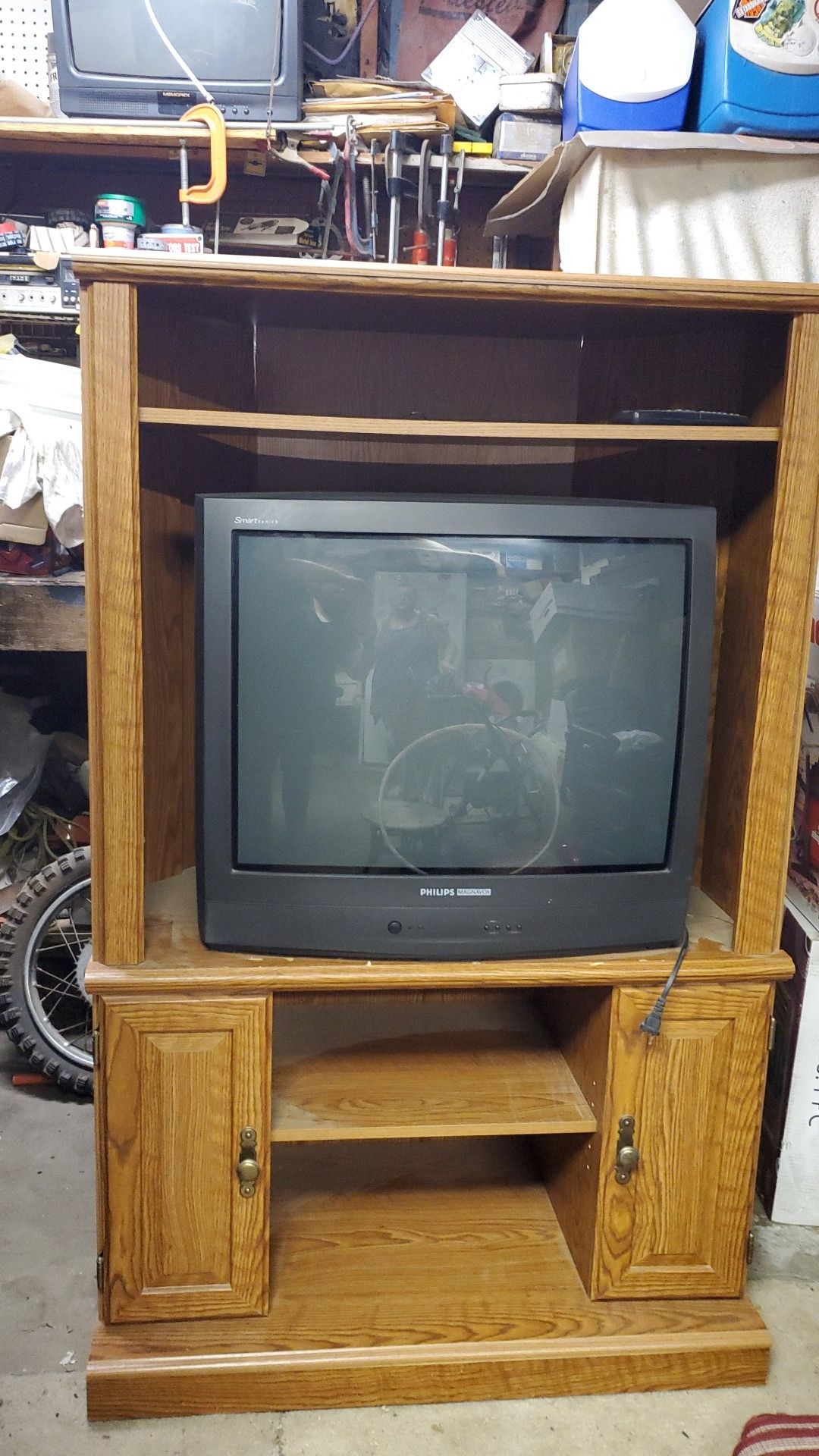 Entertainment center with TV old brand TV but works SERIOUS BUYERS ONLY