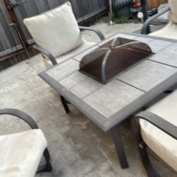 Mesa con chimenea y 4 sillas en buen estado