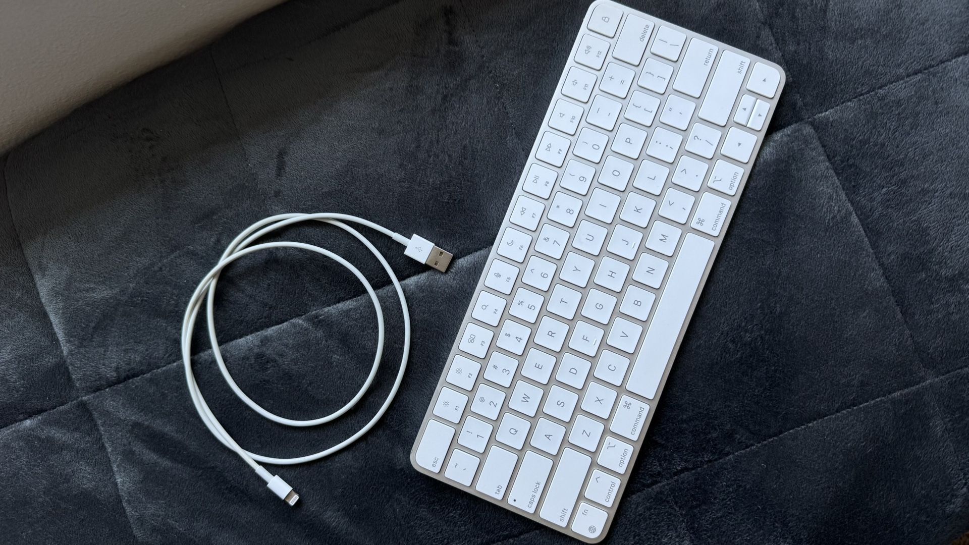 Apple Magic Key Board + Charger