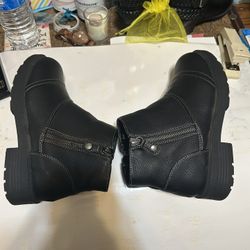 Easy Street 6 Wide Black Booties 