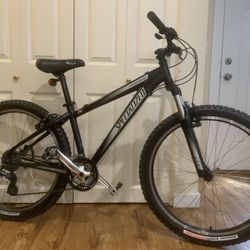 Specialized hardrock A1, excellent condition, for rider 5’-5’7. Wheels 26’, shimano 24 speeds. Just tuned up. No issues 