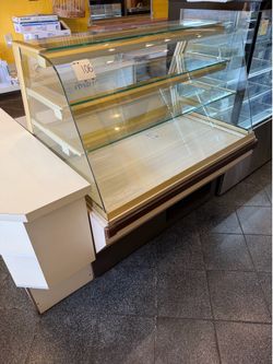 Wescho 48"W x 42"D x 51"H Curved Glass Bakery Display Case