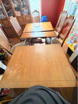 Free wood dining table w/chairs