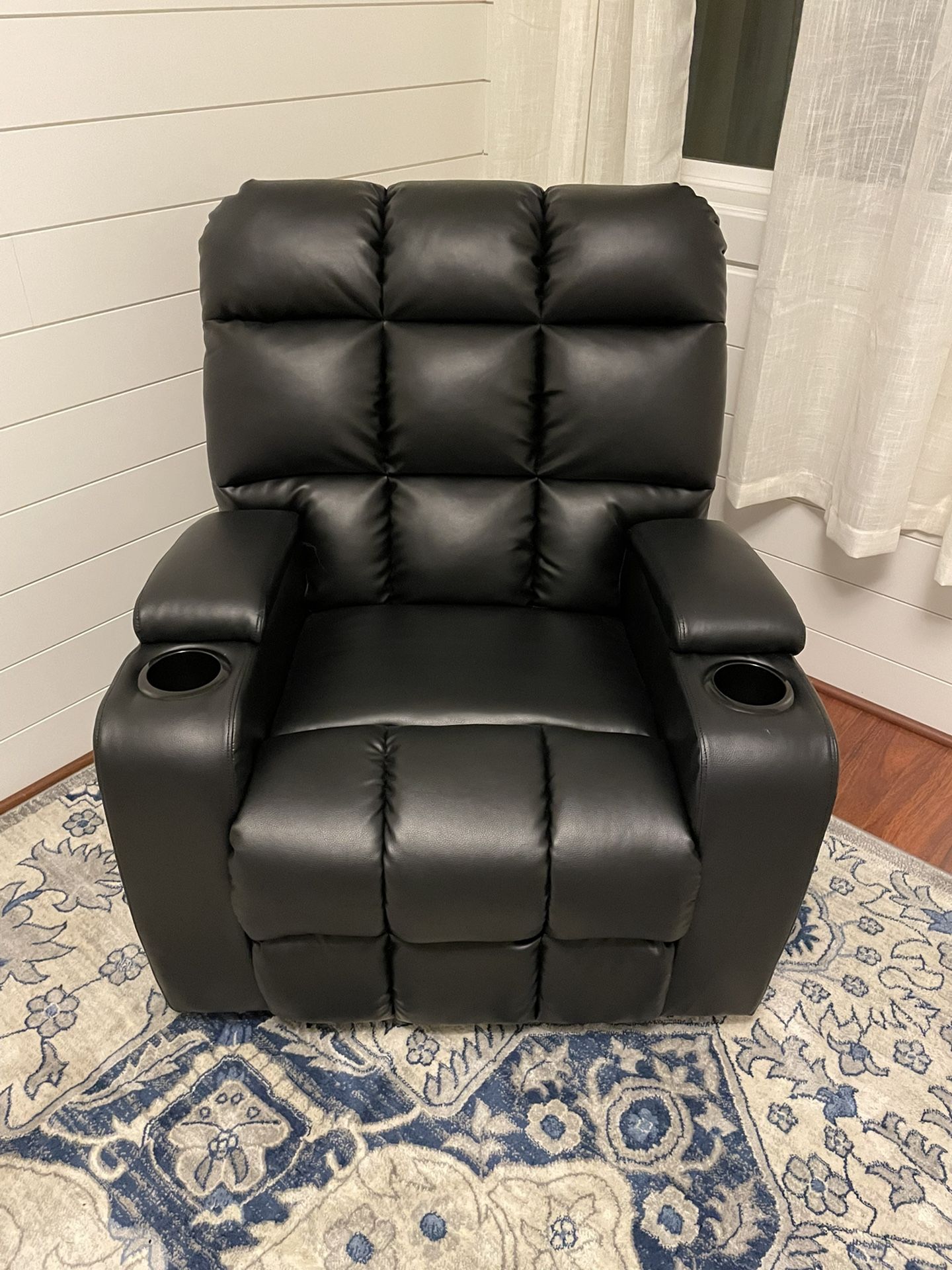 Mint Condition Power Recliner Chair For Sale!