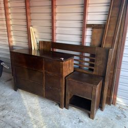 Queen Bed Room Set Need Gone ! 