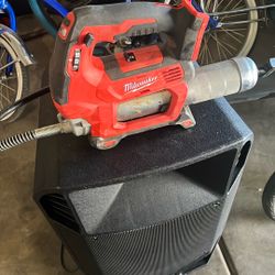 Milwaukee Cordless Grease Gun 