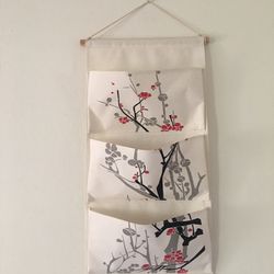 Hanging storage bag with three pockets (plum blossom)