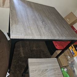 Mesa con 4  bancos 