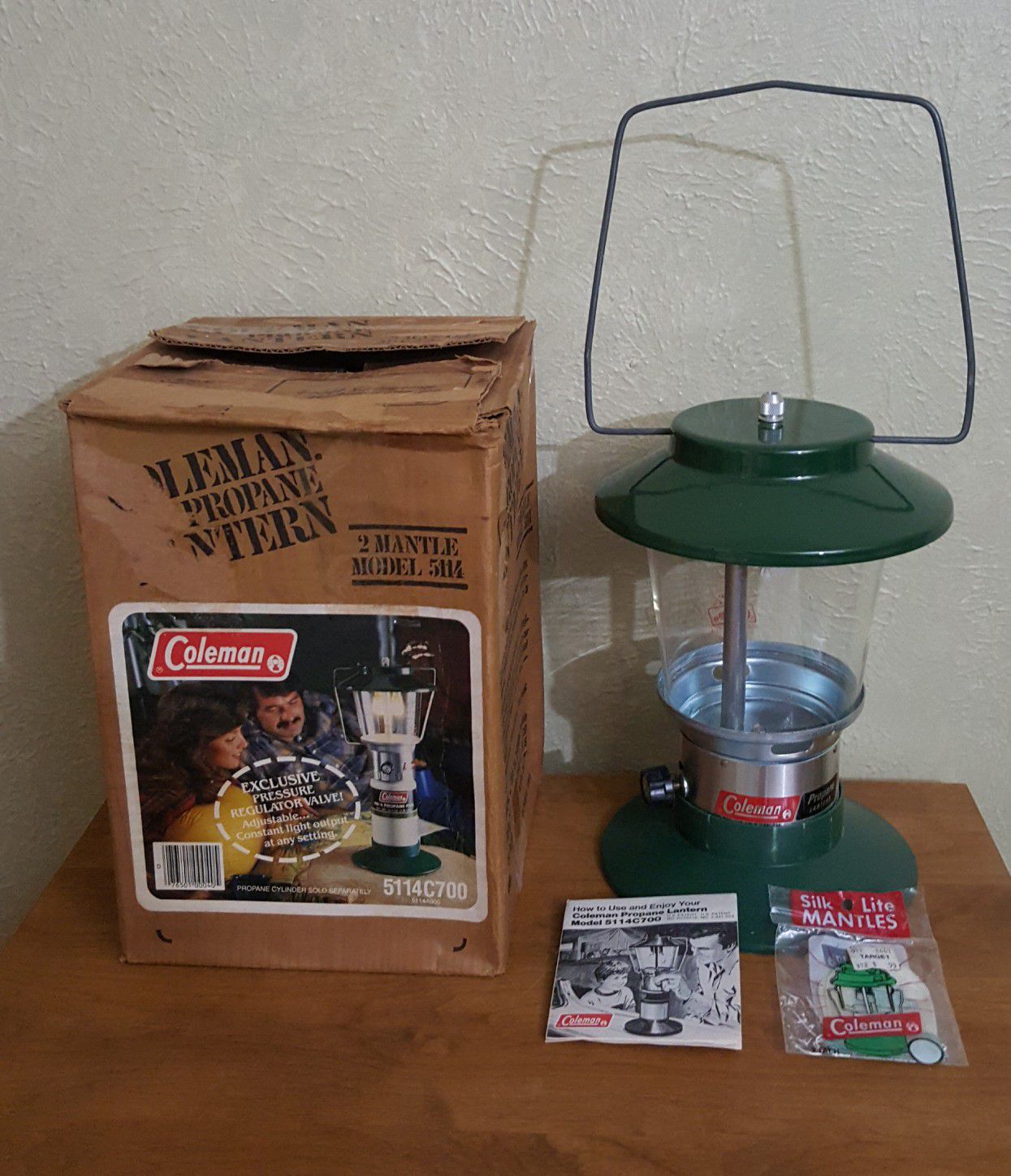 Vintage Coleman Propane Lantern 5114C700 2 Mantles