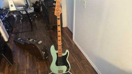 Bass Squier Precision Bass