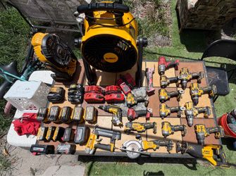 While sale de Walt tools/ Milwaukee