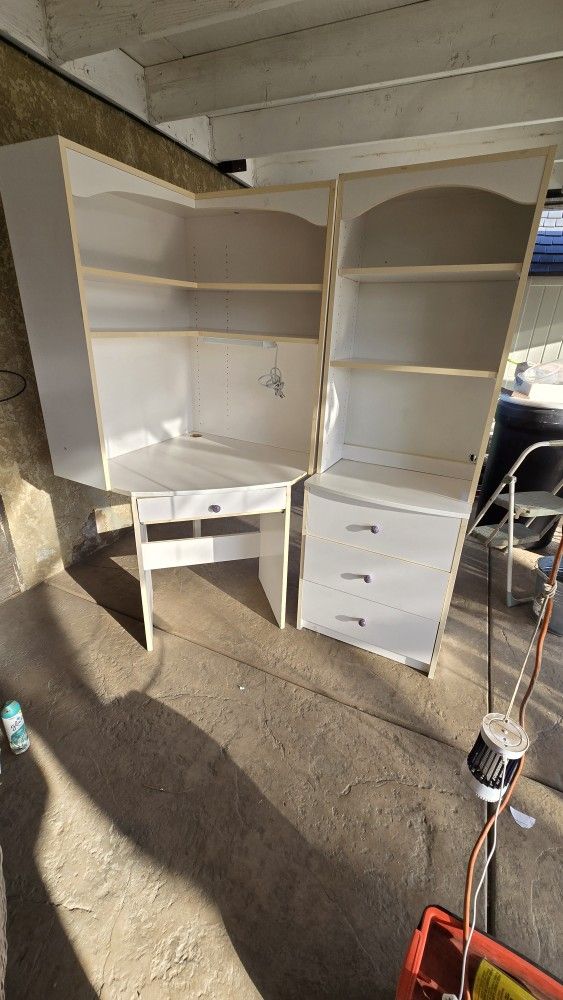 Corner Computer Desk And Book Shells
