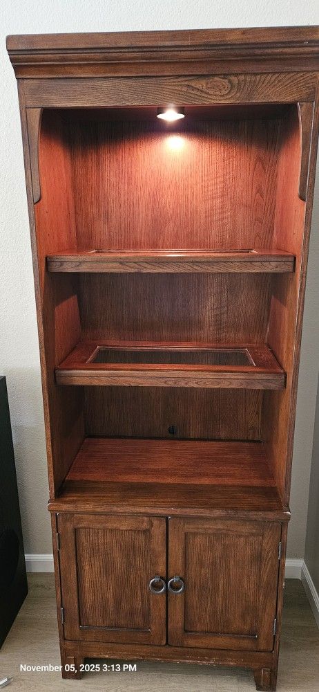 Stunning Display/Bookcase with light.
