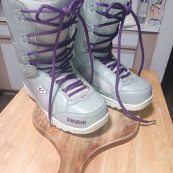 Women's Size 8 And 1/2 32 Snowboard Boots In Great Condition