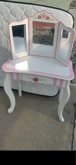 Floral vanity