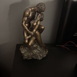 Beautiful Lovers Statue 