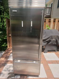 Sub Zero refrigerator model 611/s3 Grey