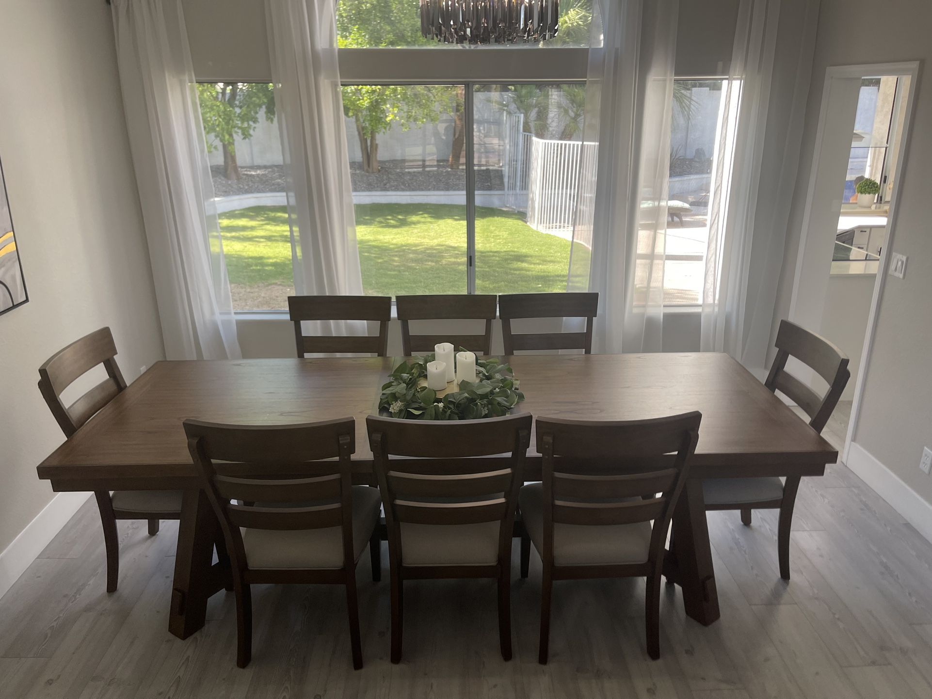 Beautiful Dining Table 8 Chairs & Extension
