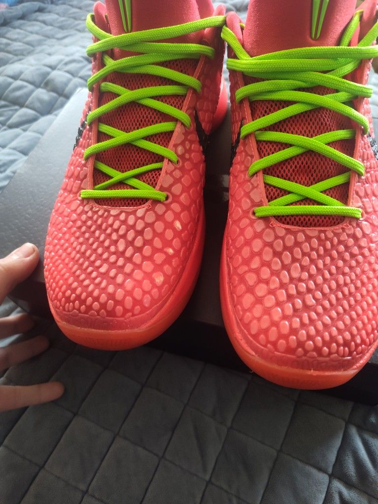 Kobe Reverse Grinch Men's Size 10.5 Used