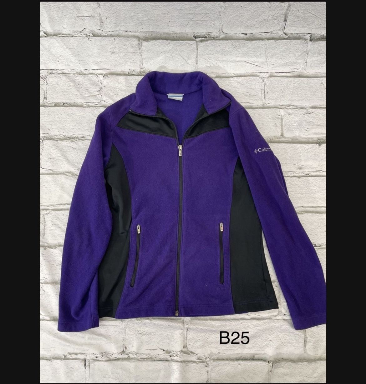 Women zip up Columbia Fleece jacket Women size small