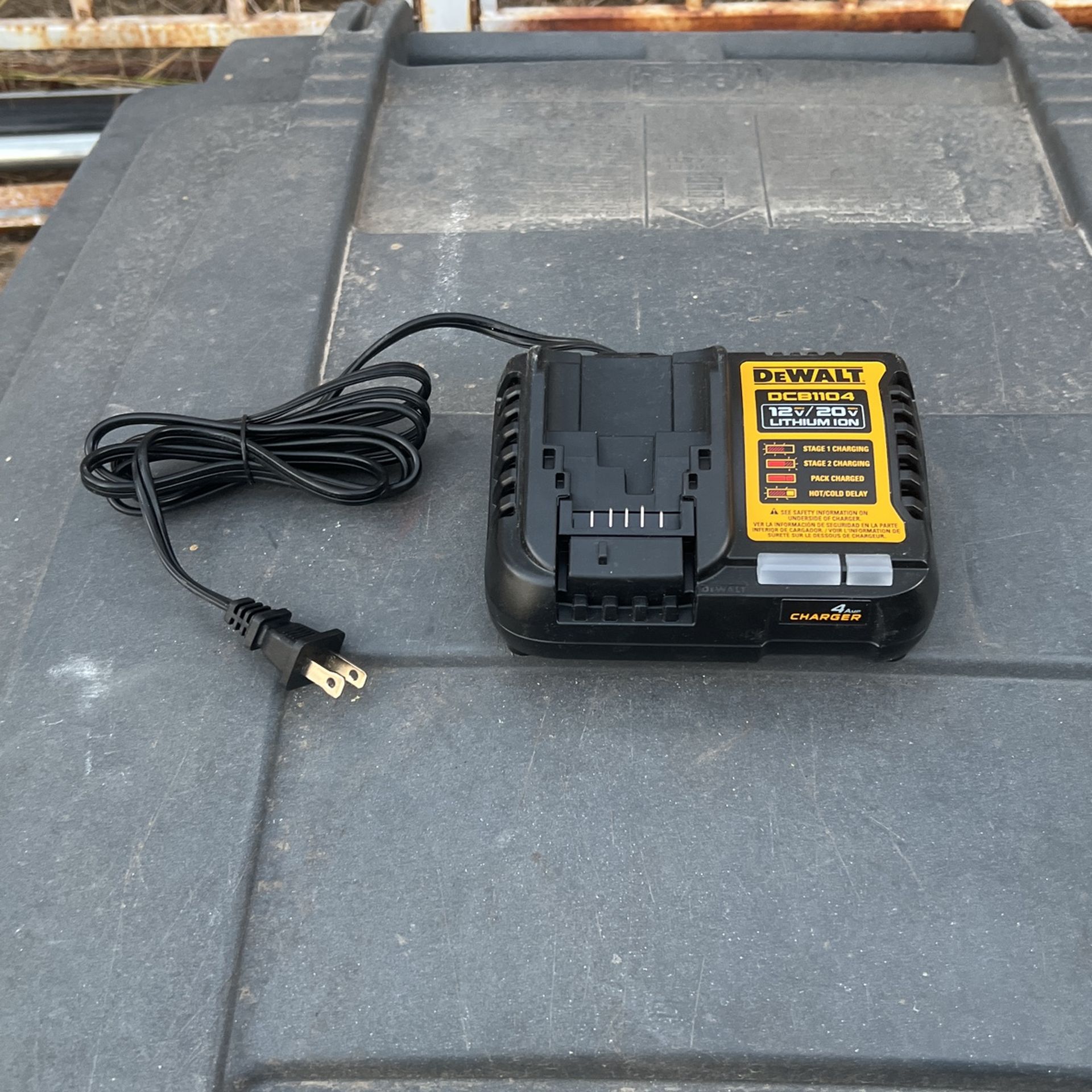 Cargador Dewalt 4 Am Nuevo 