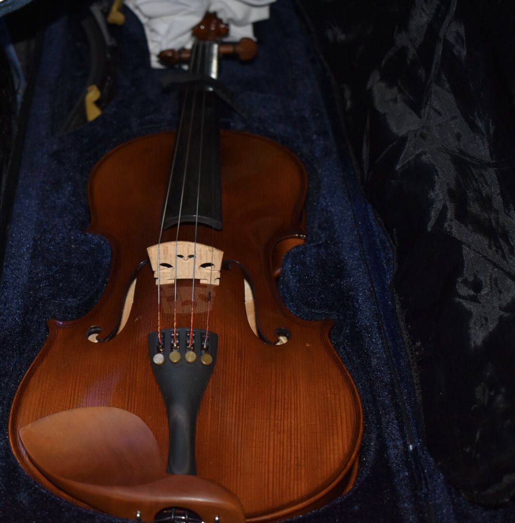 Bellafina persona violin, size 4/4, with case, shoulder rest and bow