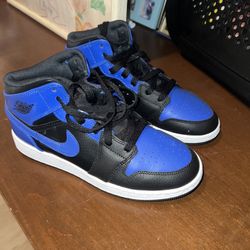 Air Jordan Mid Hyper Royal 