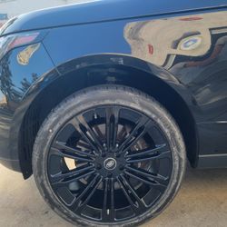 22" New LAND ROVER GLOSS black Wheels With PIRELLI RUNFLAT Tires