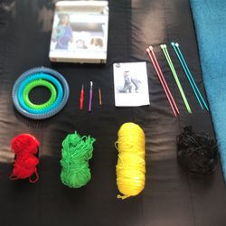 Boyle Light Weight Yarn Round Loom Set w/ yarn and needles