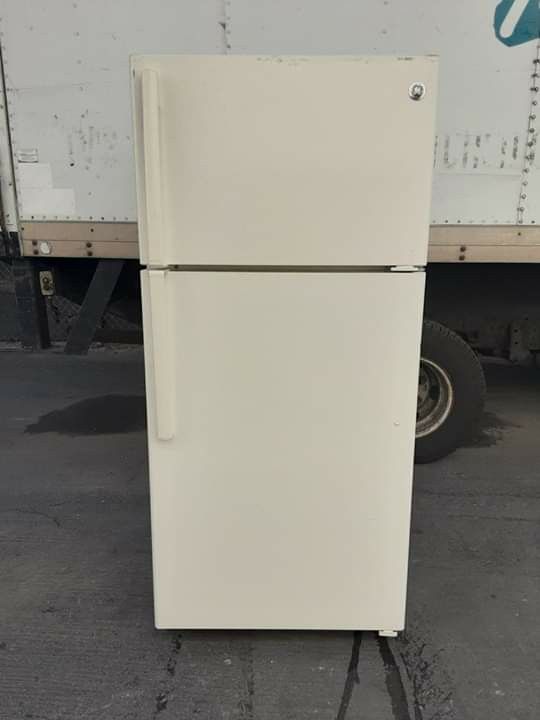 GE apartament size refrigerator