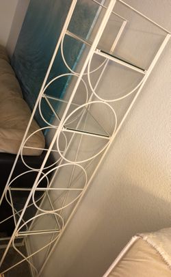 Adjustable glass shelving unit