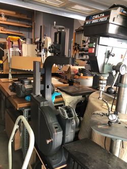 WALKER TURNER. 16” industrial bandsaw. Very good condition