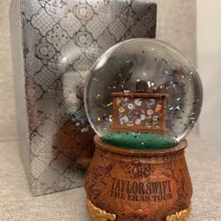 Taylow Swift Snowglobe