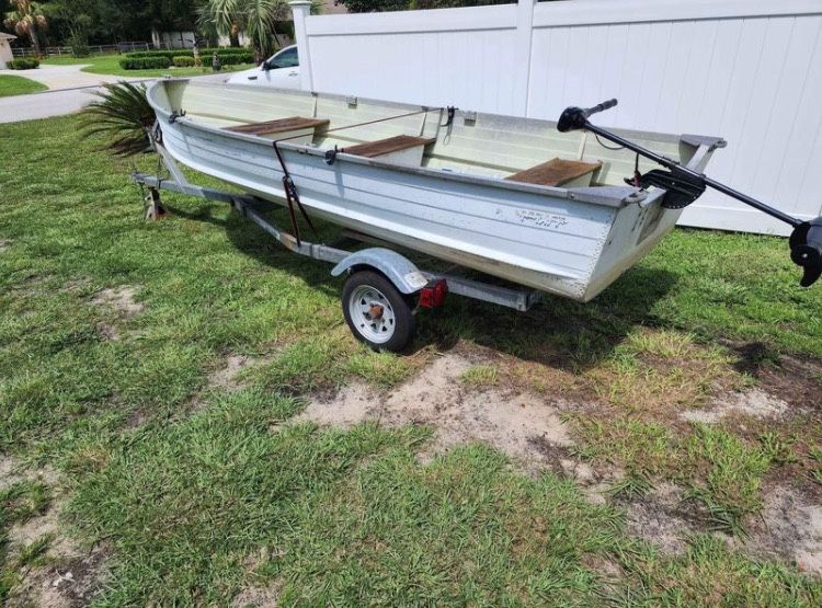 14ft aluminum starcraft,50lb trolling motor. title for boat/trailer for Sale in Pine Ridge, FL