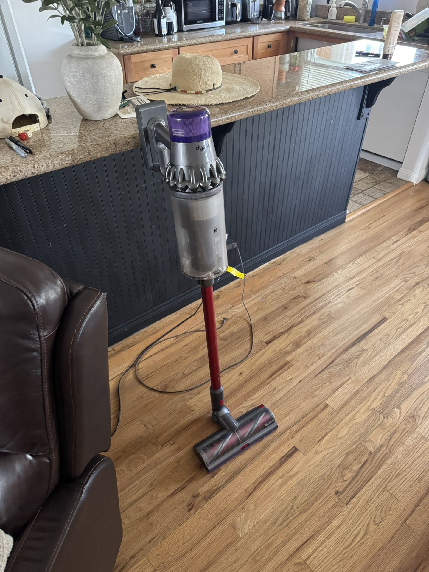 Dyson V15 - Great condition- Working great, comes with all attachments