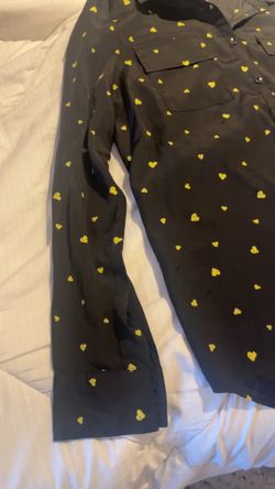 Kenzie blouse w/printed yellow hearts size Medium
