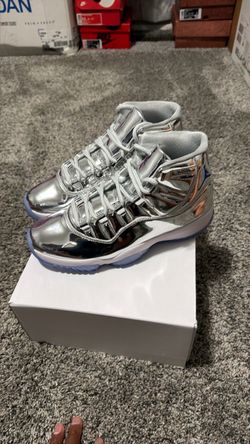 Jordan 11 METALLIC SILVER SZ. 9.5 men (11 women )