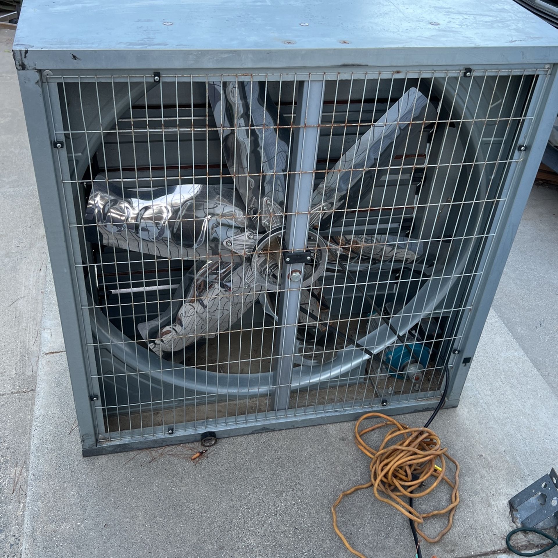 Industrial Fan($90.00)4/4sizeopen And Shuts For
