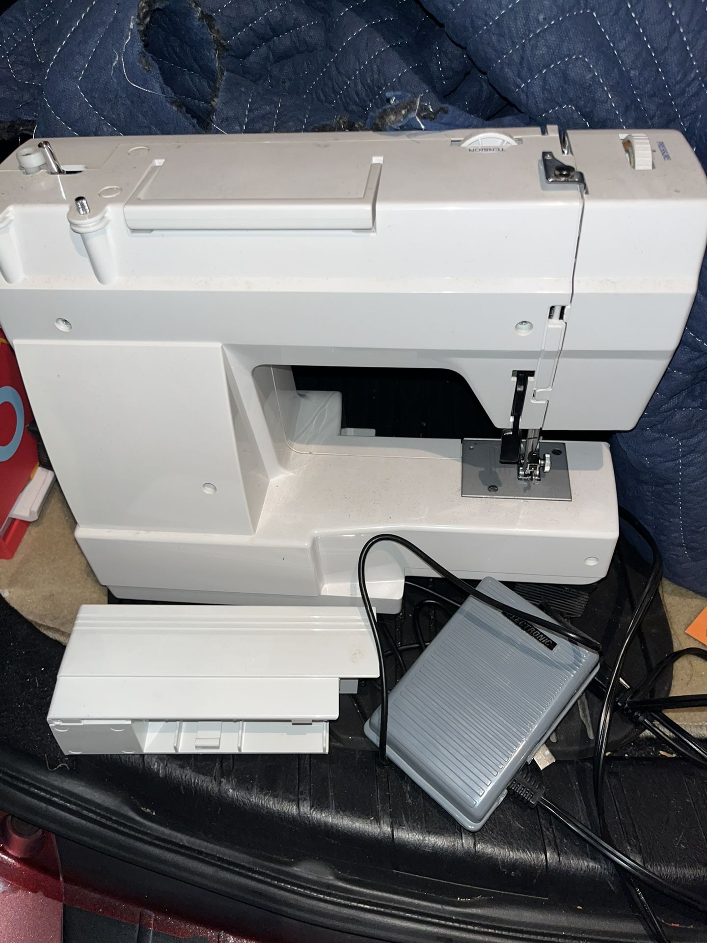 WHITE W450 Sewing Machine – 50+ Stitch Functions – Includes Pedal & Box