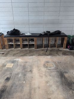 Lifting bench with storage