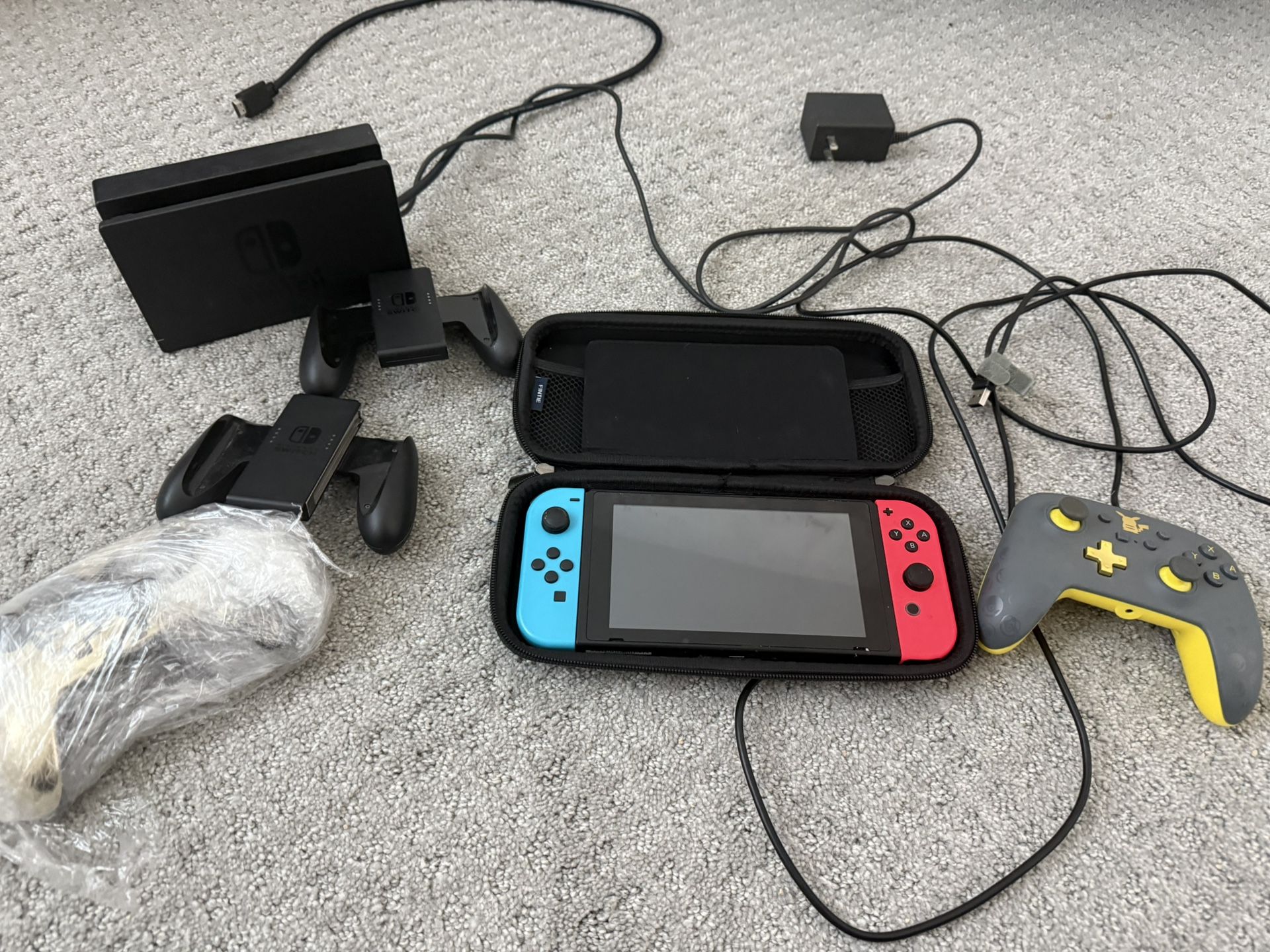 Nintendo switch + 4 Controllers + case & games