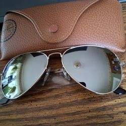 RAY BAN AVIATORS POLISHED SILVER FRAMES AND DILVRR MIRROR LENSES. 