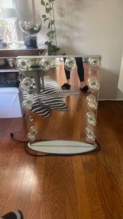 Hollywood vanity mirror with light bulbs