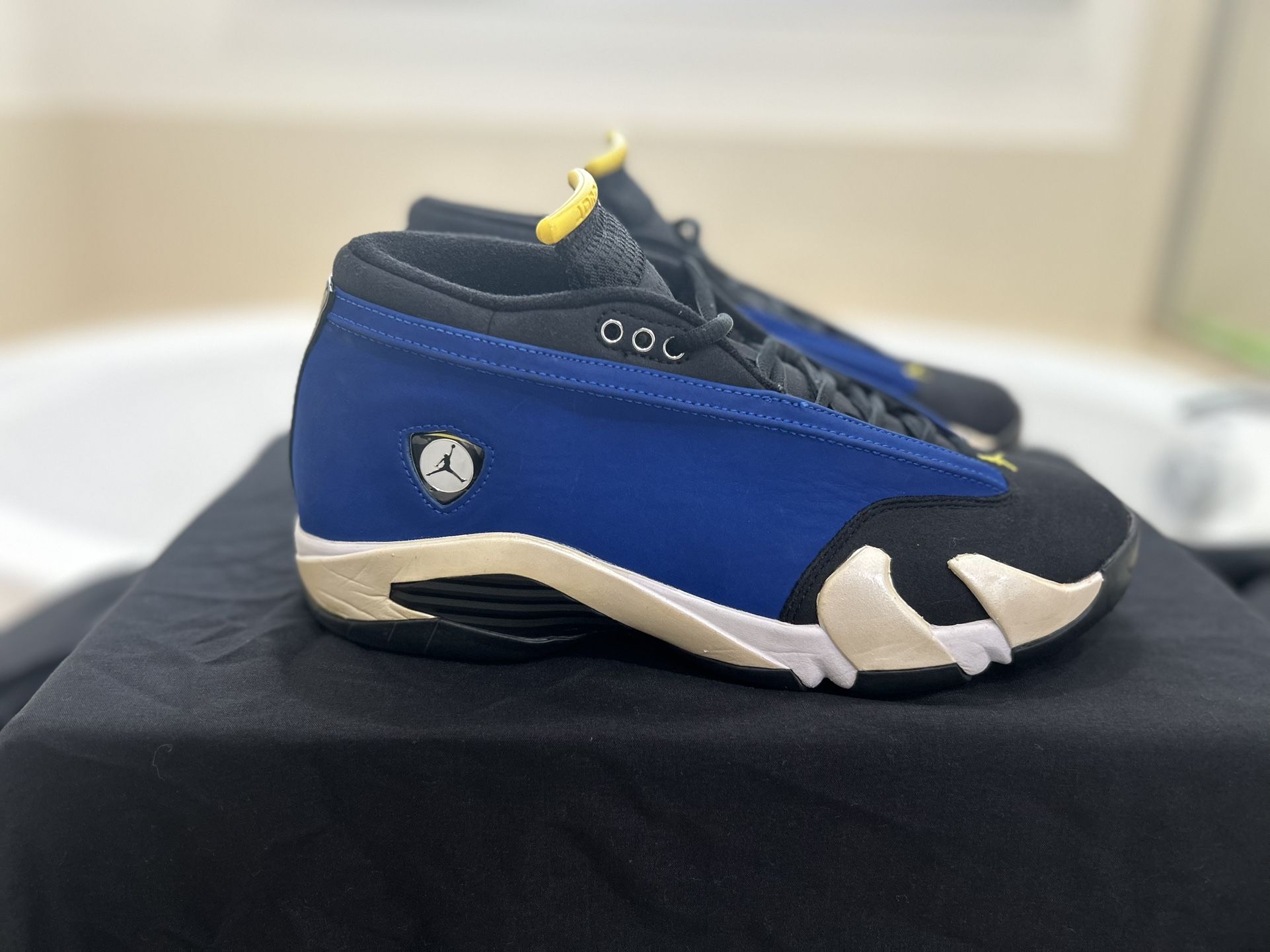 Air Jordan 14s Size 9m. 100$