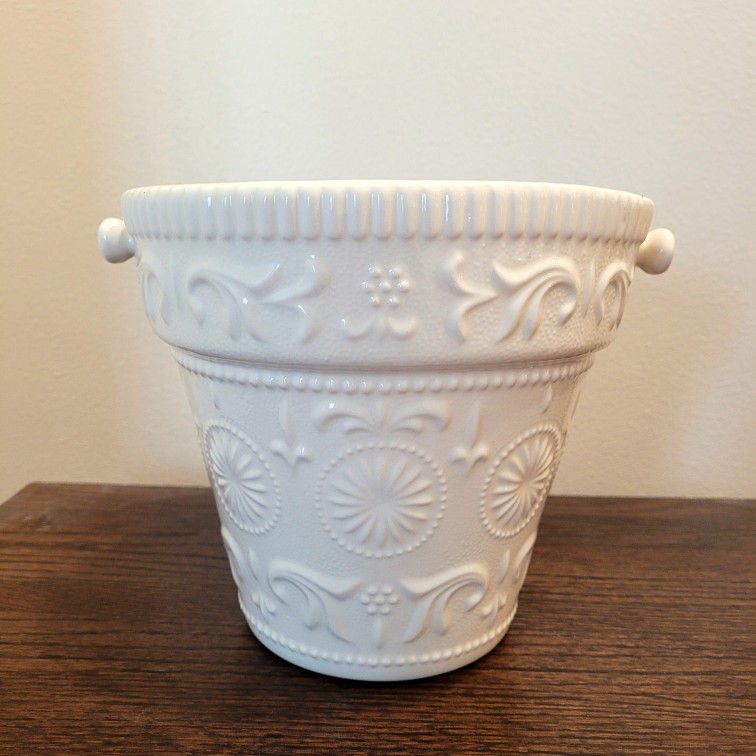 Exquisite Ceramic Planter/Cache Pot