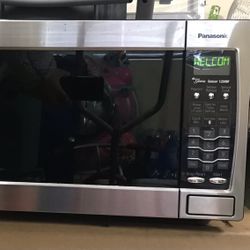 Panasonic 2.2 Cu. Ft. 1250W Genius Microwave Oven with Inverter Technology