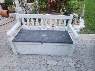 Keter Outdoor Waterproof Resin Flip Top Storage Deck Box Bench! Great condition! Retails $119
52x23x35in Seat Height 17.5in