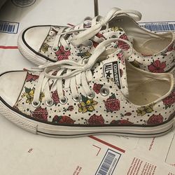 Woman’s Converse Size 7 White With Flowers 