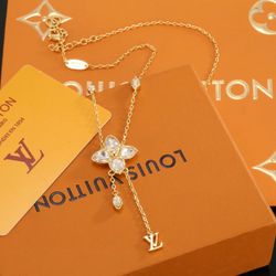 A necklace that reflects the brand's style